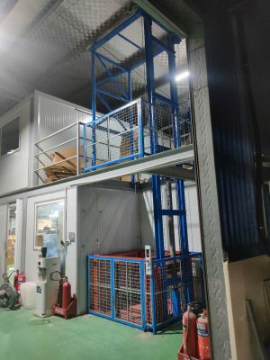 Thang tải hàng 700kg