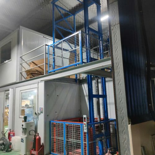 Thang tải hàng 700kg