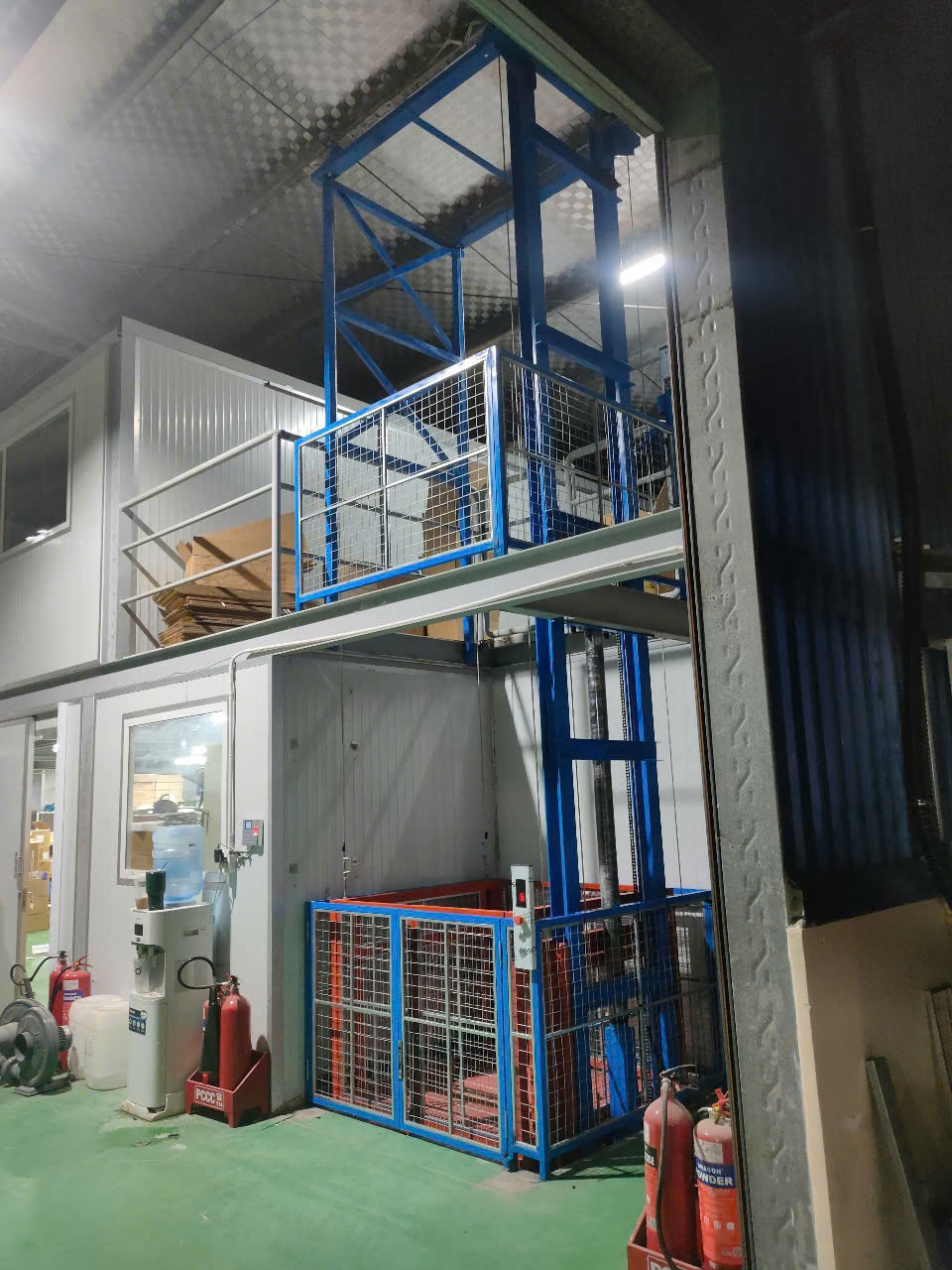 Thang tải hàng 700kg