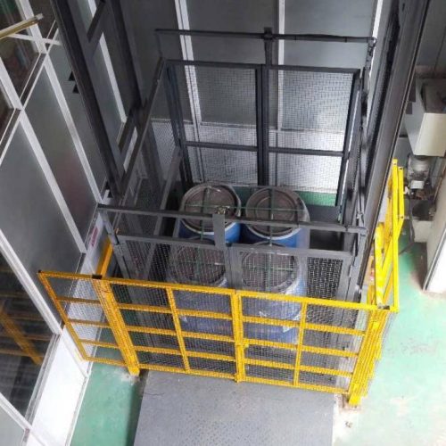 Thang nâng hàng 4 trụ - thang nâng thủy lực.