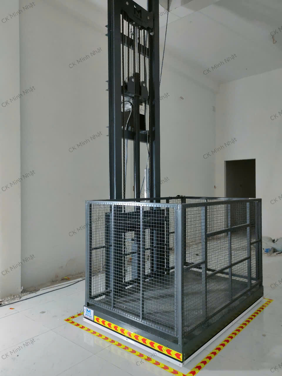 Thang nâng hàng thủy lực 300kg